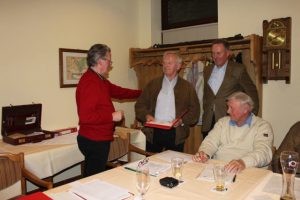 Werner Holle Der Vorsitzende Klaus Holthaus überreichte eine Urkunde und Anstecknadel an Werner Holle und dankte ihm für 25 Jahre Mitgliedschaft in der SPD